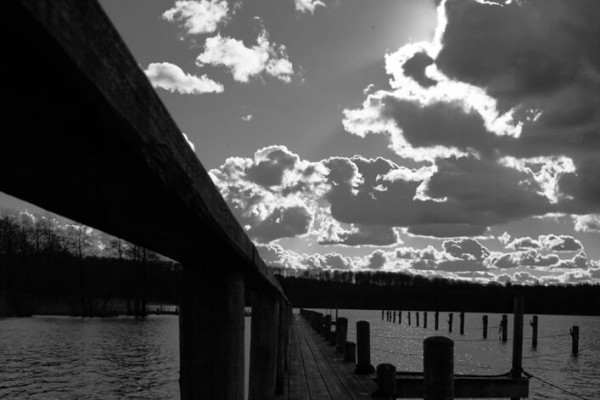 Sort hvid bådbro med skyer af Niels Foltved