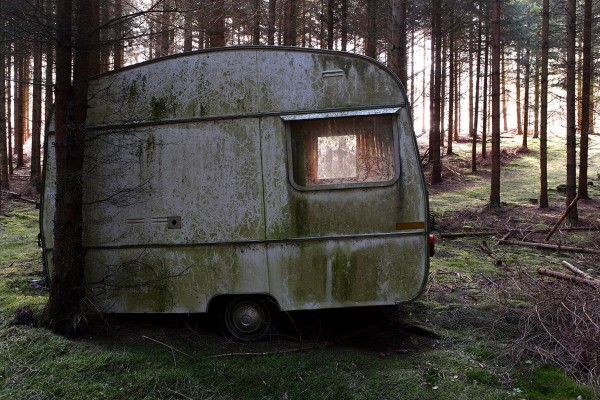 Efterladt campingvogn i skoven af Niels Foltved